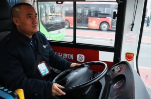 市公交車駕駛員為民解難題 贏得社會好評