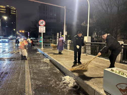 “遇雪”奮戰(zhàn)保暢通 皋環(huán)清潔在行動