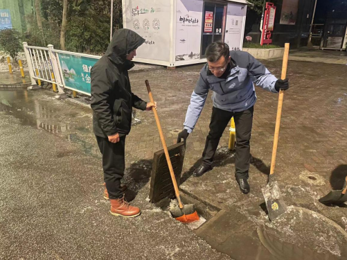 “遇雪”奮戰(zhàn)保暢通 皋環(huán)清潔在行動