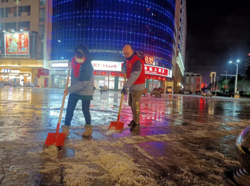 “遇雪”奮戰(zhàn)保暢通 皋環(huán)清潔在行動