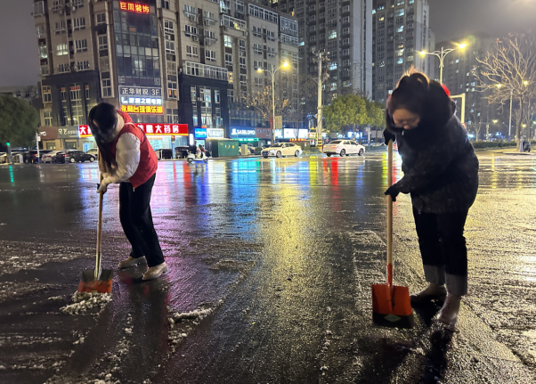 “遇雪”奮戰(zhàn)保暢通 皋環(huán)清潔在行動