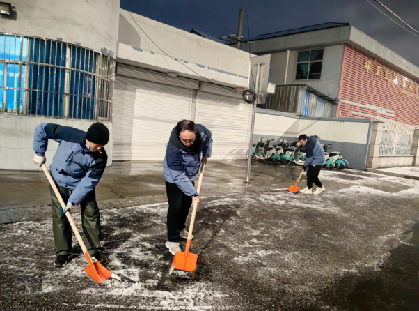 “遇雪”奮戰(zhàn)保暢通 皋環(huán)清潔在行動