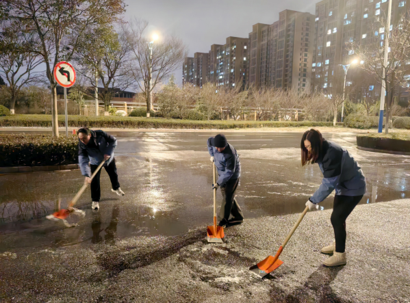 “遇雪”奮戰(zhàn)保暢通 皋環(huán)清潔在行動